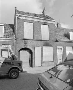 62093 Gezicht op het dichtgetimmerde huis Lauwerecht 87 te Utrecht, kort voor de sloop, vanaf de overzijde van de ...